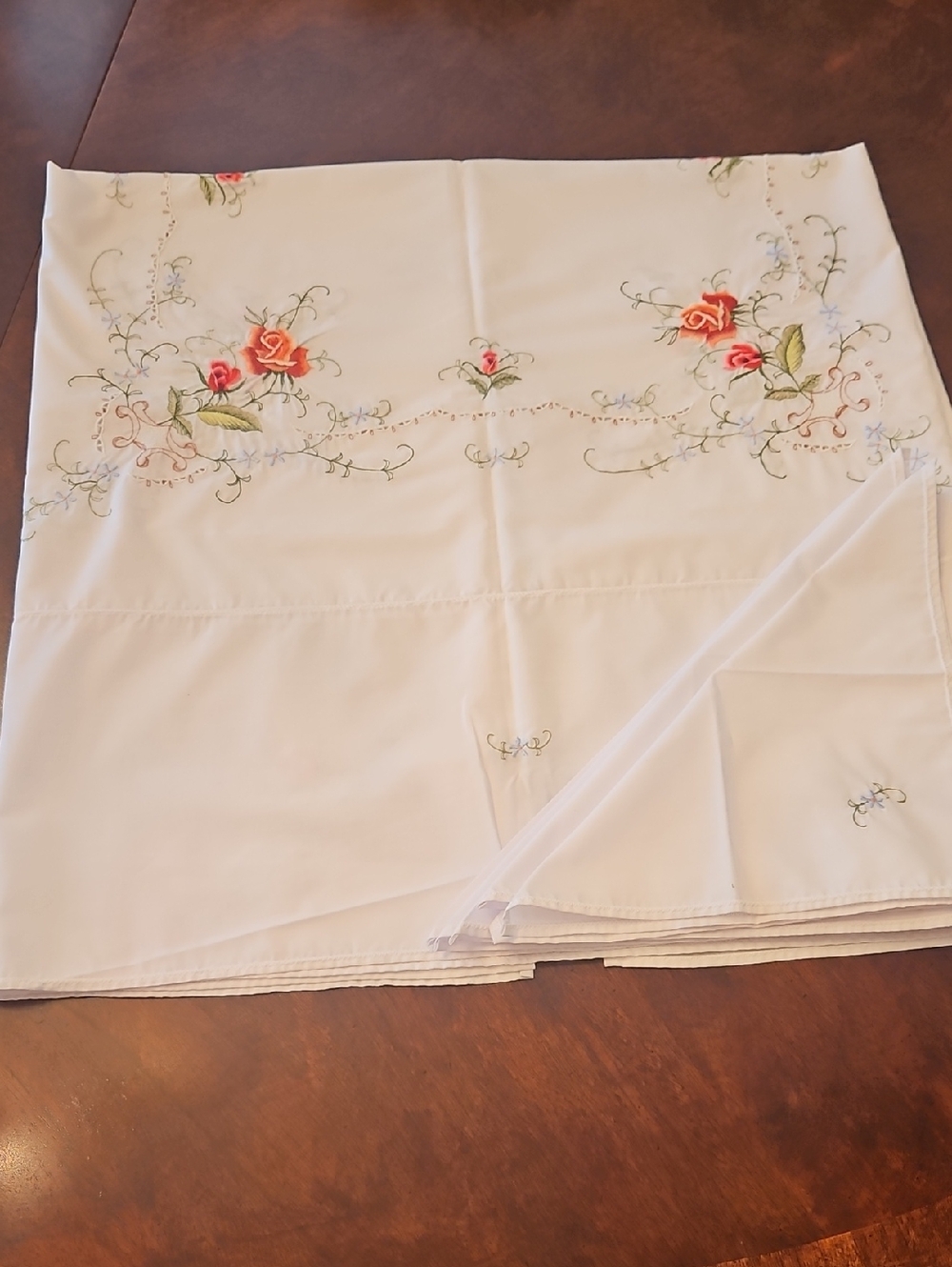 Vintage Embroidered Tablecloth And 6 Napkins